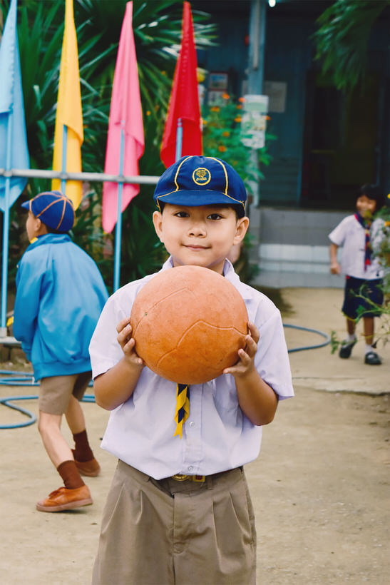 เด็กนักเรียนถือลูกบาส