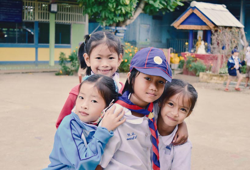 กลุ่มนักเรียนก่อนเข้าแถว