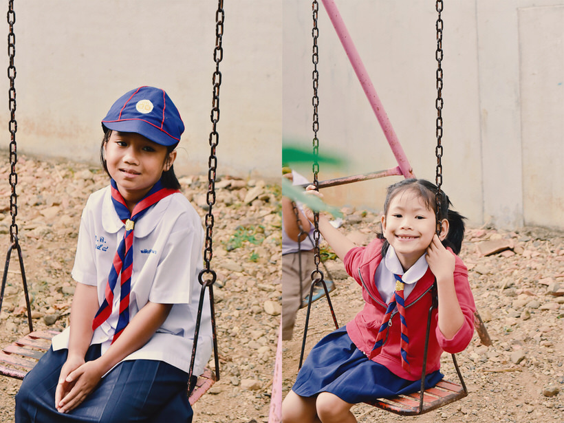 นักเรียนกำลังนั่งชิงช้า