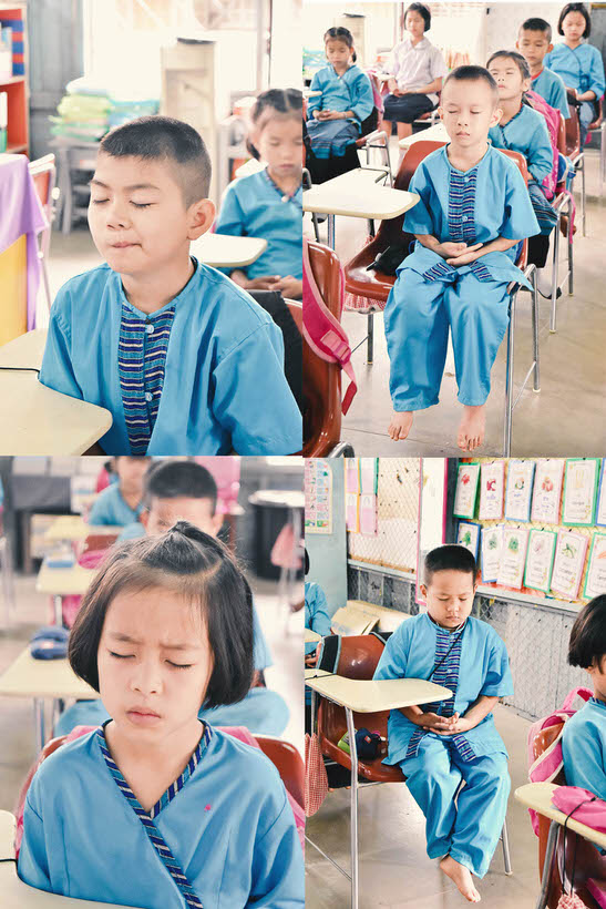 นักเรียนกำลังนั่งสมาธิ